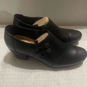 New with Box Clarks Women’s Emslie Warren Black Shoe sz 9.5 Narrow